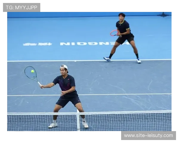 全运会网球青年组比赛现场气氛热烈,观众热情高涨